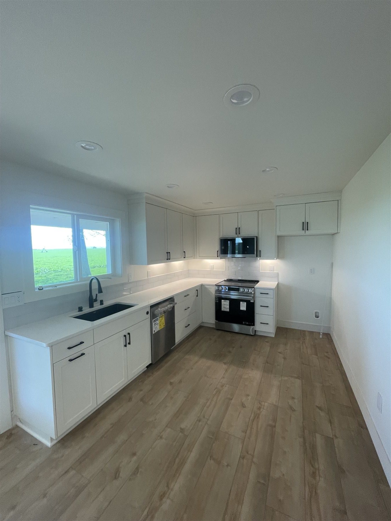 Finished white kitchen with new appliances